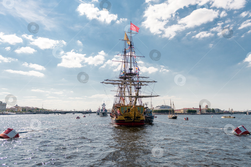 Скачать Россия, Санкт-Петербург, 24.07.2024 : Старинный парусник, украшенный для участия в параде в акватории Невы фотосток Ozero