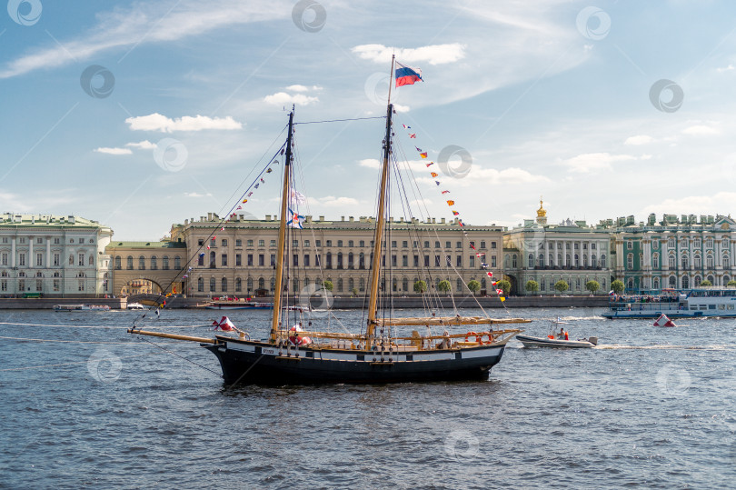 Скачать Россия, Санкт-Петербург, 24.07.2024 : Старинный парусник, украшенный для участия в параде в акватории Невы фотосток Ozero