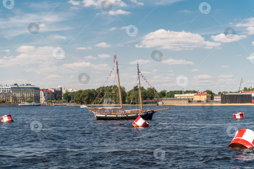 Скачать Россия, Санкт-Петербург, 24.07.2024 : Старинный парусник, украшенный для участия в параде в акватории Невы фотосток Ozero