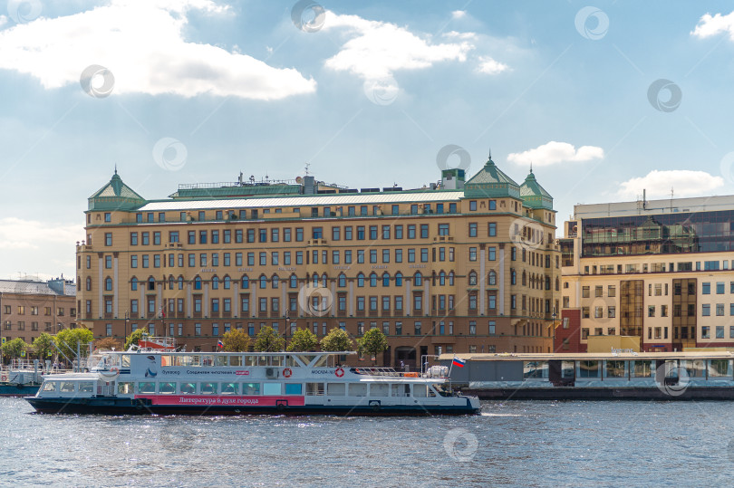 Скачать Россия, Санкт-Петербург, 24.07.2024 : река Нева и прогулочный катер в Санкт-Петербурге фотосток Ozero