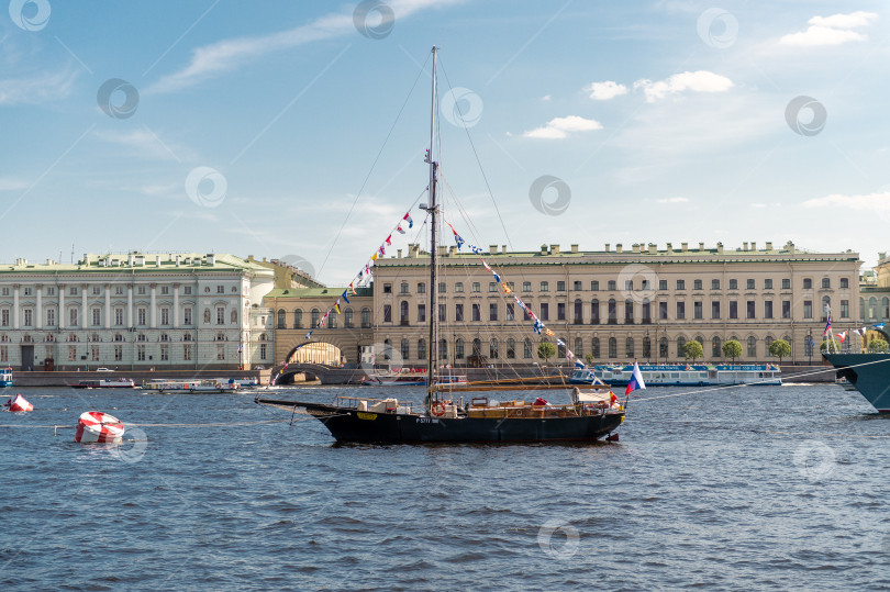 Скачать Россия, Санкт-Петербург, 24.07.2024 : Старинный парусник, украшенный для участия в параде в акватории Невы фотосток Ozero