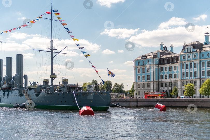 Скачать Россия, Санкт-Петербург, 24.07.2024: Легендарный крейсер "Аврора" украшен флагами в честь Дня Военно-морского флота фотосток Ozero