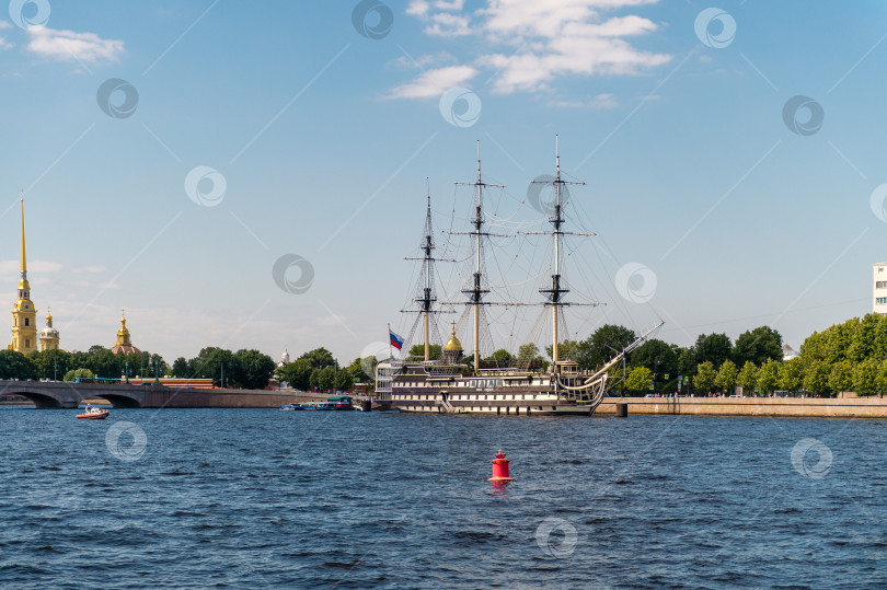 Скачать Россия, Санкт-Петербург, 24.07.2024 : река Нева и старинный парусник у причала в Санкт-Петербурге фотосток Ozero