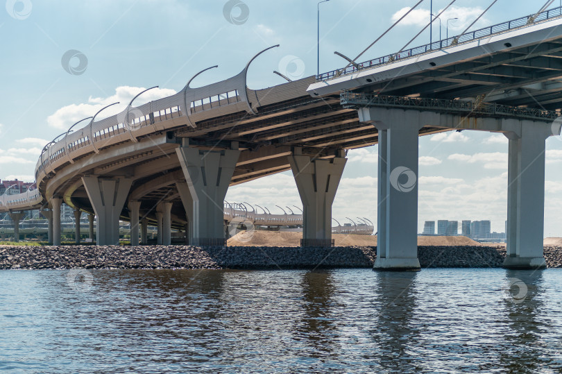 Скачать Россия, Санкт-Петербург, 24.07.2024 : вид опор моста снизу на Финский залив в Санкт-Петербурге фотосток Ozero