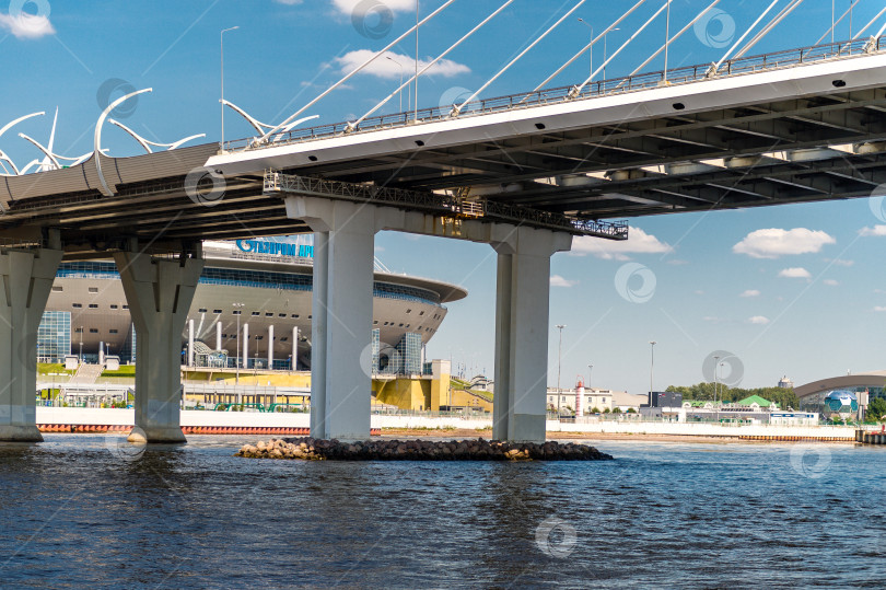 Скачать Россия, Санкт-Петербург, 24.07.2024 :Мост возле стадиона "Газпром Арена" на Неве в Санкт-Петербурге фотосток Ozero