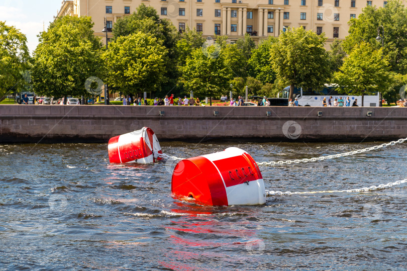 Скачать Россия, Санкт-Петербург, 24.07.2024: Корабельные буи на Неве в Санкт-Петербурге фотосток Ozero