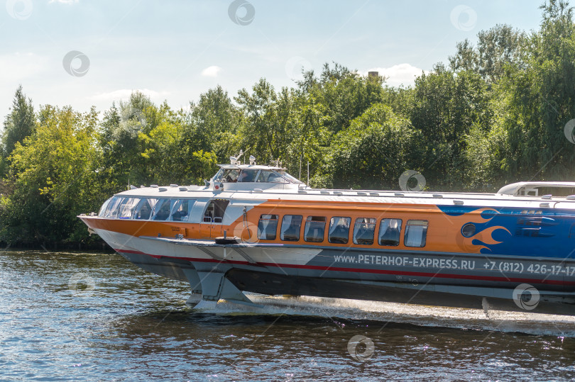 Скачать Россия, Санкт-Петербург, 24.07.2024 : река Нева и прогулочный катер в Санкт-Петербурге фотосток Ozero