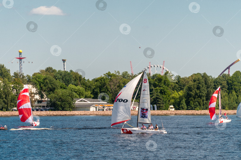 Скачать Россия, Санкт-Петербург, 24/07/2024: парусная регата и спортивные яхты на Неве в Санкт-Петербурге фотосток Ozero