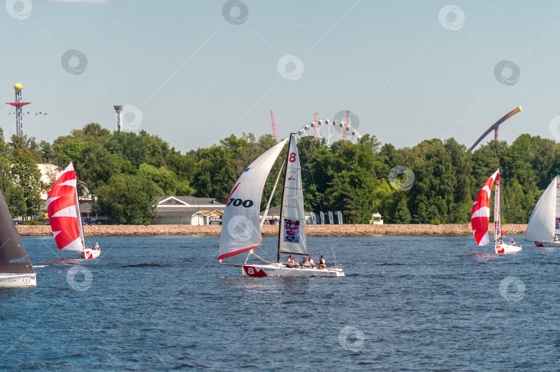 Скачать Россия, Санкт-Петербург, 24/07/2024: парусная регата и спортивные яхты на Неве в Санкт-Петербурге фотосток Ozero