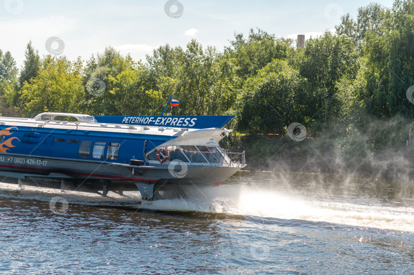 Скачать Россия, Санкт-Петербург, 24.07.2024 : река Нева и прогулочный катер в Санкт-Петербурге фотосток Ozero