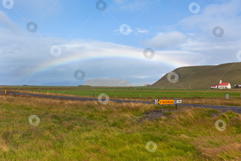 Скачать Южноисландский пейзаж с радугой фотосток Ozero