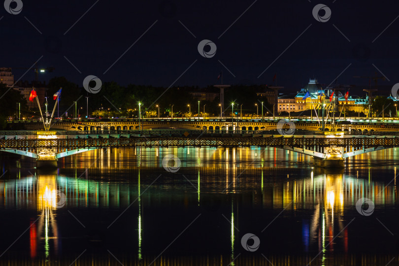 Скачать Ночной городской пейзаж Лиона, Франция фотосток Ozero