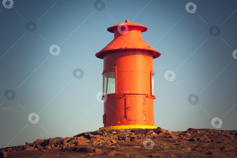 Скачать Красный маяк на холме, Исландия фотосток Ozero