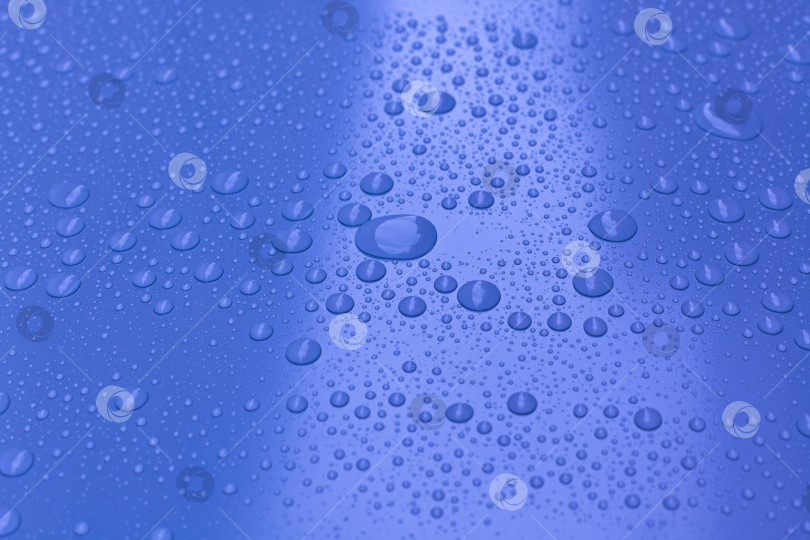 Скачать Капли воды на ярко-синем фоне фотосток Ozero