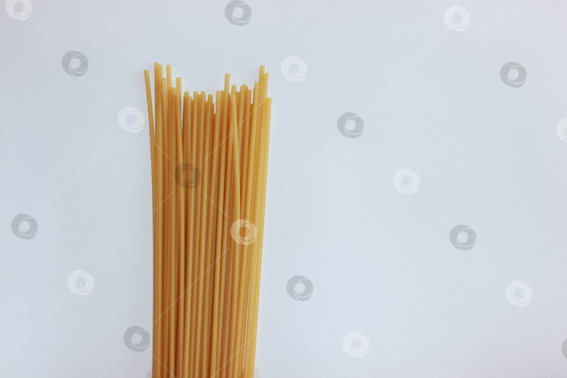 Скачать Спагетти на белой тарелке фотосток Ozero