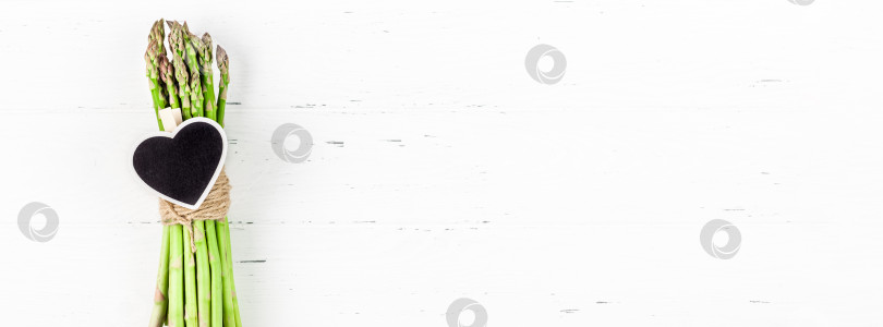 Скачать Свежая зеленая спаржа на белом деревянном фоне фотосток Ozero