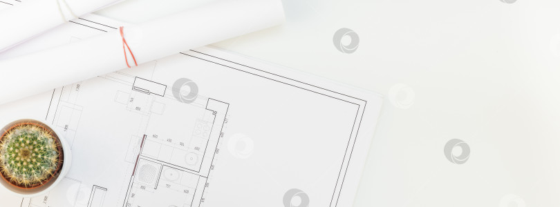Скачать Рабочее место дизайнера интерьера за столом с планом дома фотосток Ozero