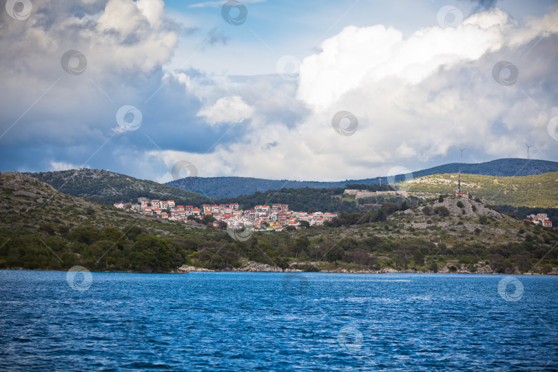 Скачать Вид на побережье Хорватии, район Шибеника, с моря фотосток Ozero