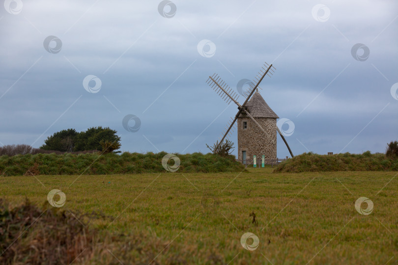 Скачать Унылый пейзаж со старой ветряной мельницей фотосток Ozero