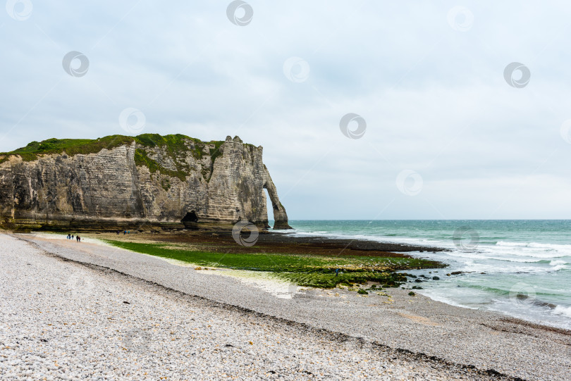 Скачать Пляж и каменные скалы в Этрета, Франция фотосток Ozero