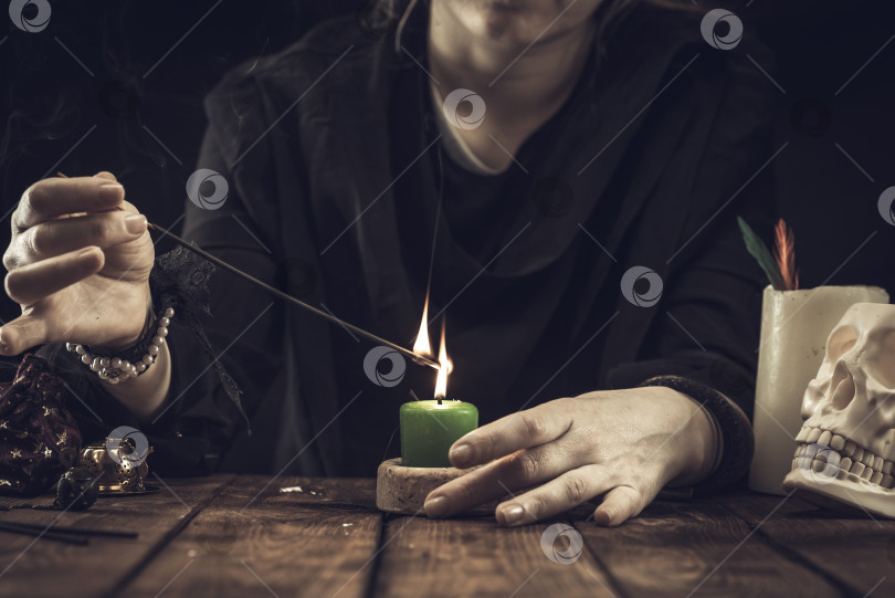 Скачать Гадалка или оракул с предметами для гадания зажигает свечу. Экстрасенсорные чтения и концепция ясновидения фотосток Ozero