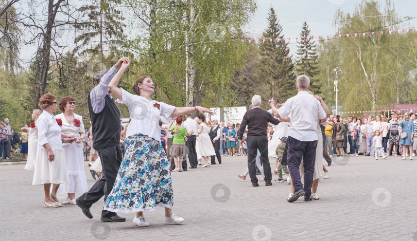 Скачать Пожилые пары танцуют в парке. фотосток Ozero