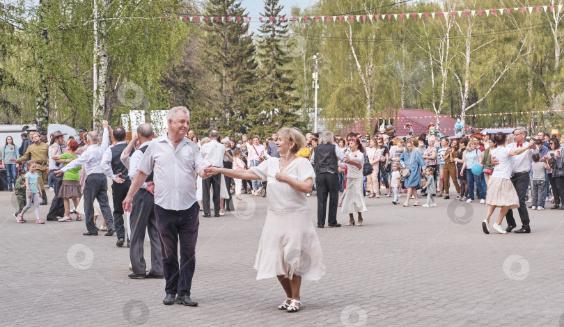 Скачать Пожилые пары танцуют в парке. фотосток Ozero