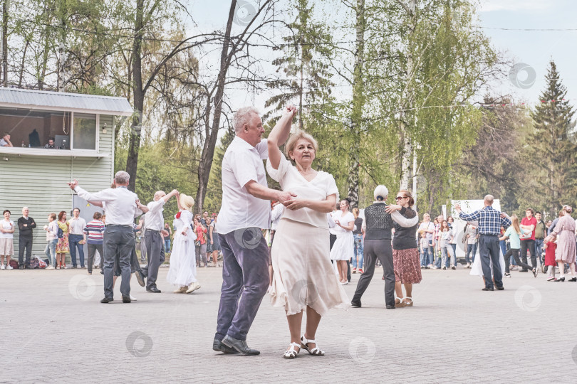 Скачать Пожилые пары танцуют в парке. фотосток Ozero