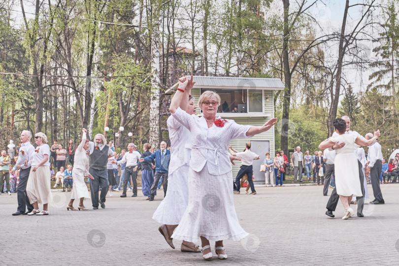 Скачать Пожилые пары танцуют в парке. фотосток Ozero