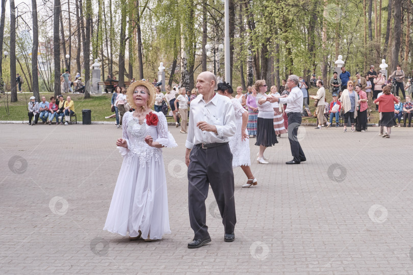 Скачать Пожилые пары танцуют в парке. фотосток Ozero