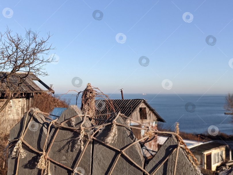 Скачать Деревянные строения на склоне у моря фотосток Ozero