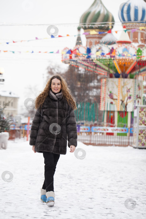 Скачать Молодая красивая женщина в белой короткой норковой шубке фотосток Ozero