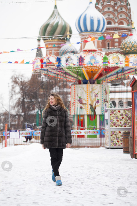 Скачать Молодая красивая женщина в белой короткой норковой шубке фотосток Ozero