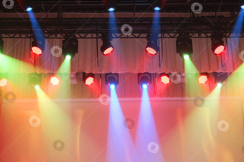 Скачать Сцена с красочным световым оборудованием. Разноцветные прожекторы над сценой фотосток Ozero