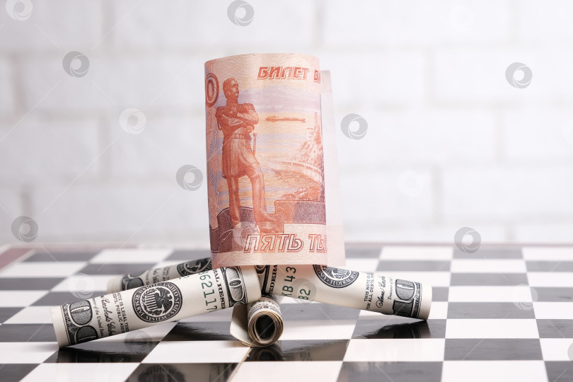 Скачать Российские рубли и американские доллары на шахматной доске фотосток Ozero