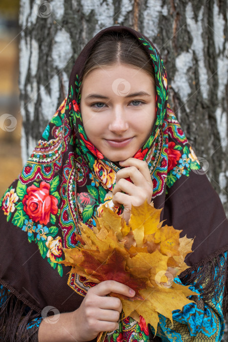 Скачать Русская красавица - молодая красивая женщина в традиционном головном платке фотосток Ozero