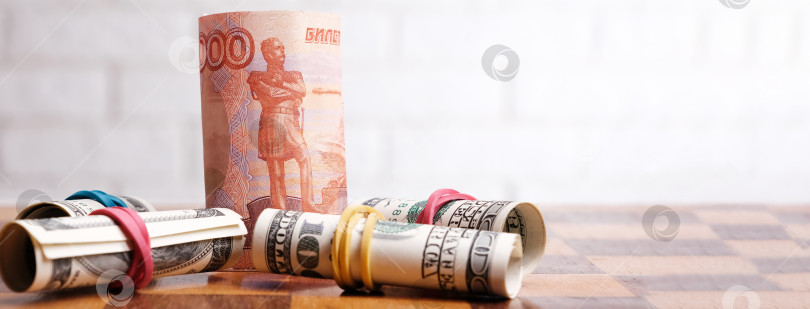 Скачать Российские рубли и американские доллары на шахматной доске фотосток Ozero