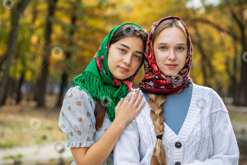 Скачать Русская красавица - молодые красивые женщины в традиционном головном платке фотосток Ozero