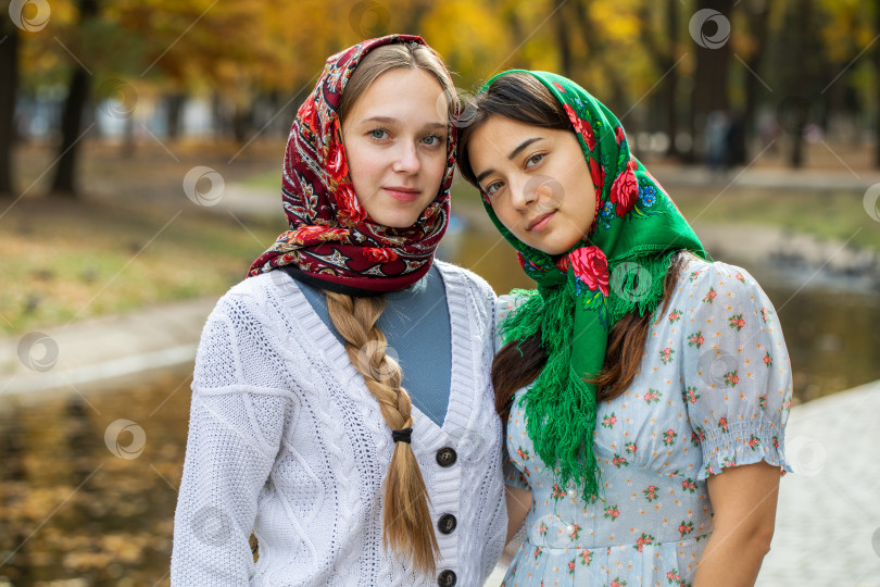 Скачать Русская красавица - молодые красивые женщины в традиционном головном платке фотосток Ozero