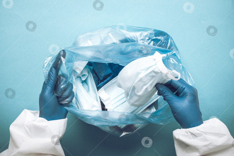 Скачать Использованные медицинские маски в пластиковом пакете. Синие маски для лица после использования. Использованные медицинские маски фотосток Ozero