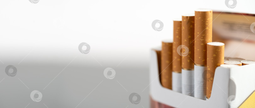 Скачать Открытая пачка сигарет с несколькими растянутыми сигаретами крупным планом фотосток Ozero
