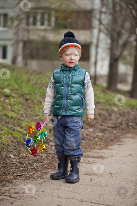 Скачать Маленький мальчик в зеленой куртке и синих джинсах фотосток Ozero