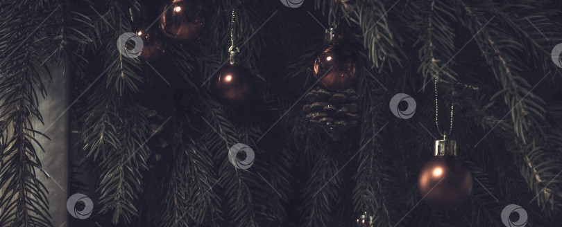 Скачать Обои Рождественская елка с рождественскими шарами. Рождественская елка в качестве фона фотосток Ozero