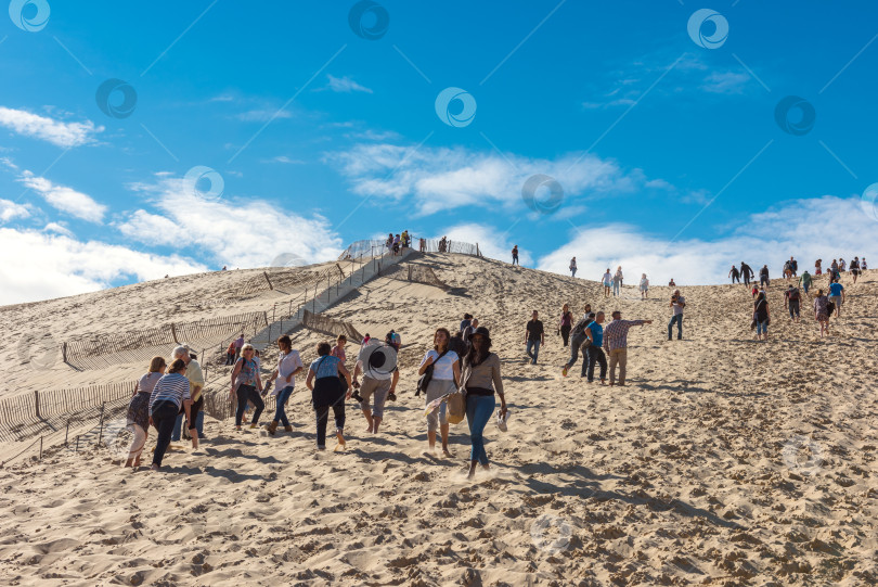 Скачать Люди, посещающие самую высокую песчаную дюну Пила в Европе фотосток Ozero