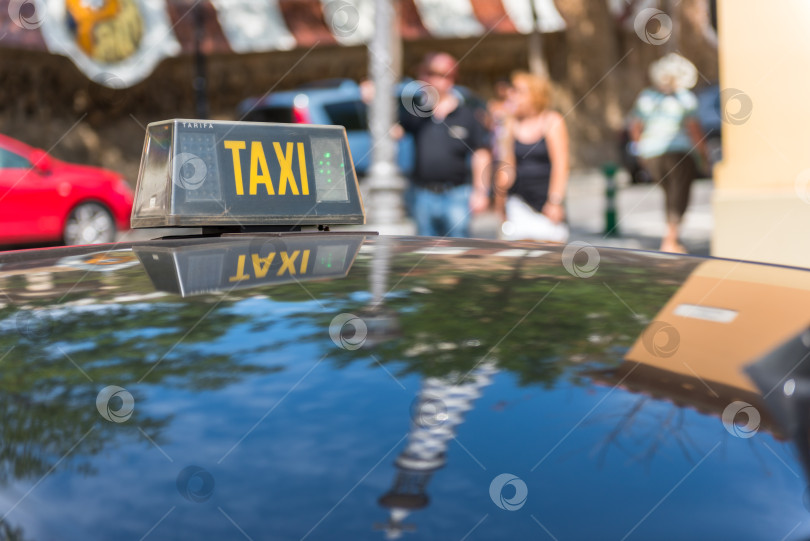 Скачать Детали такси с отражениями зданий фотосток Ozero