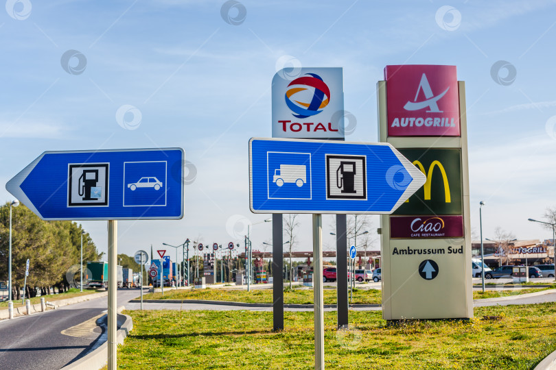 Скачать Дорожные знаки на заправочной станции Total gas фотосток Ozero
