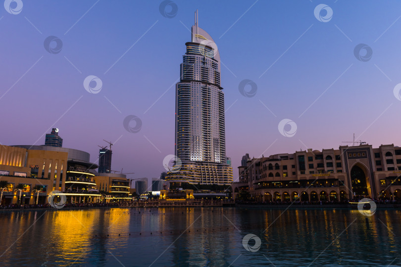 Скачать Шоу дубайских фонтанов состоится в торговом центре Dubai Mall фотосток Ozero