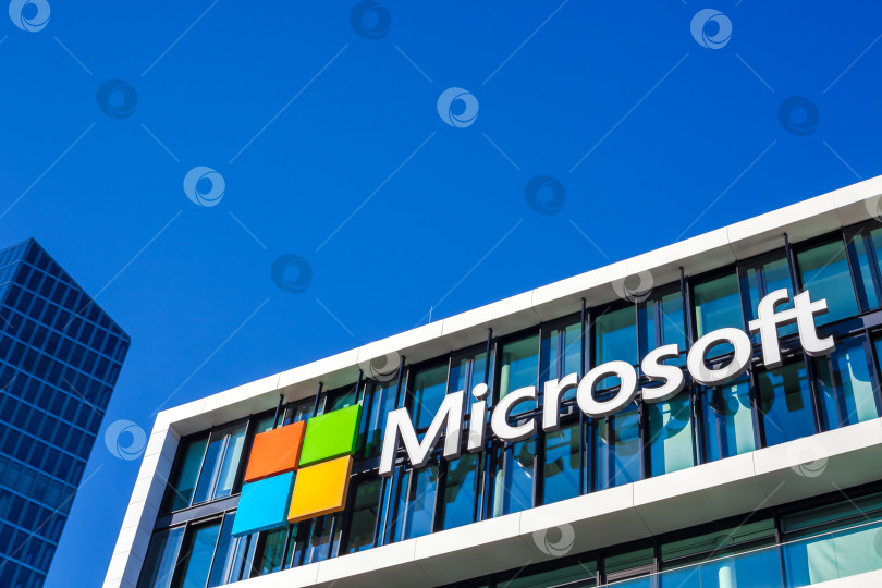 Скачать Логотип Microsoft на офисном здании в Мюнхене, Германия фотосток Ozero