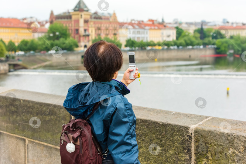 Скачать Женщина фотографирует на Карловом мосту в Праге фотосток Ozero