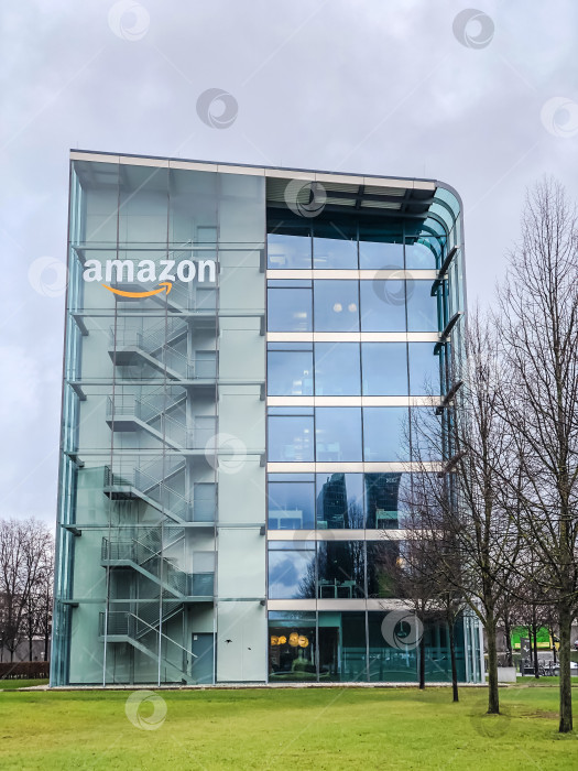 Скачать Логотип Amazon на офисном здании в Мюнхене, Германия фотосток Ozero